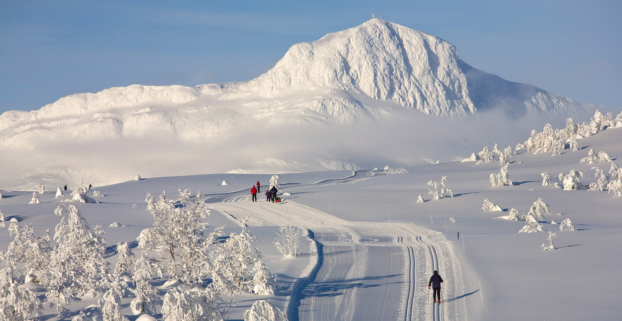 Cross country skiing at Beitostølen with the landmark of Bitihorn in the background.