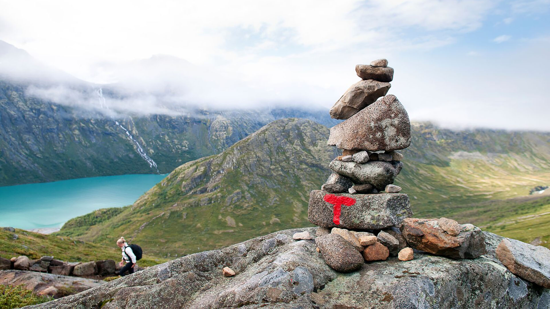 A T-marked cairn that shows the way along the Besseggen ridge.